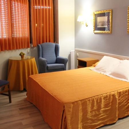 Hostal Montserrat Tona Kültér fotó