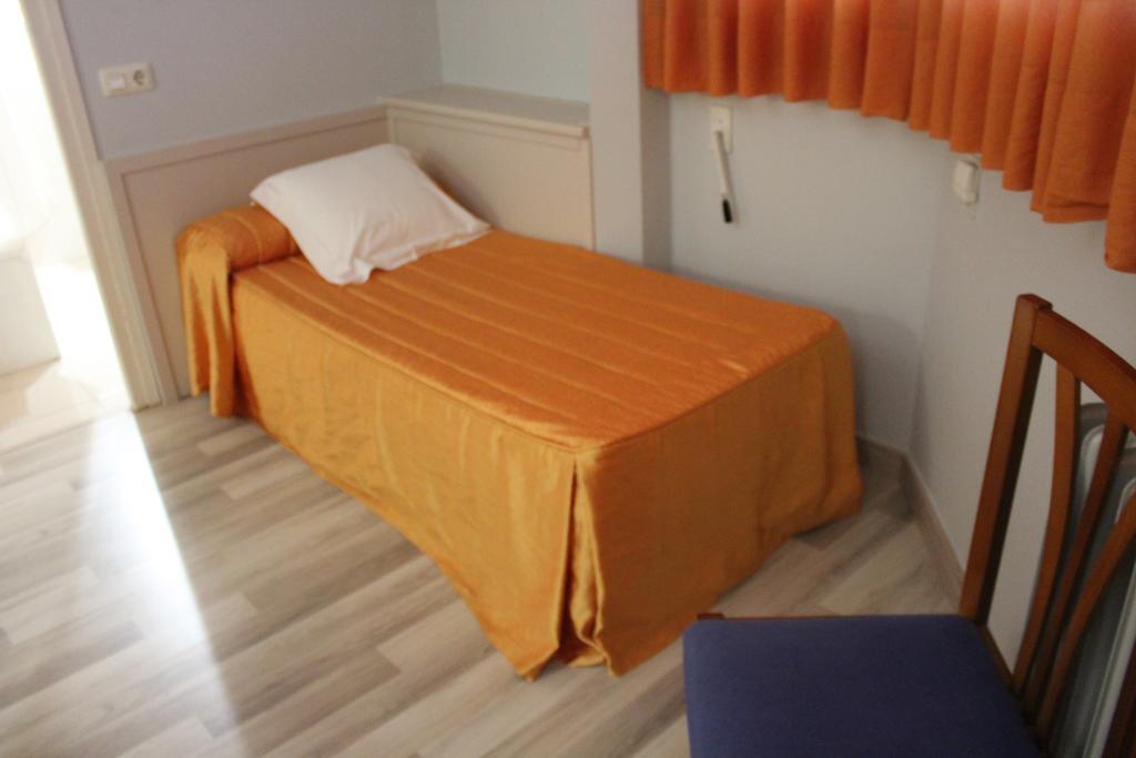 Hostal Montserrat Tona Kültér fotó