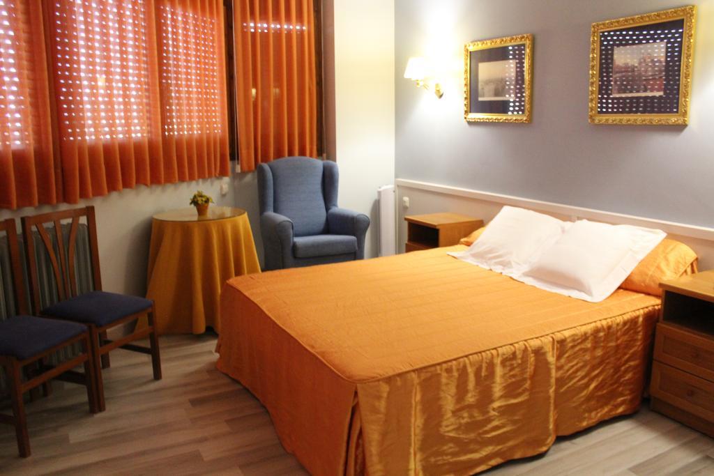 Hostal Montserrat Tona Kültér fotó
