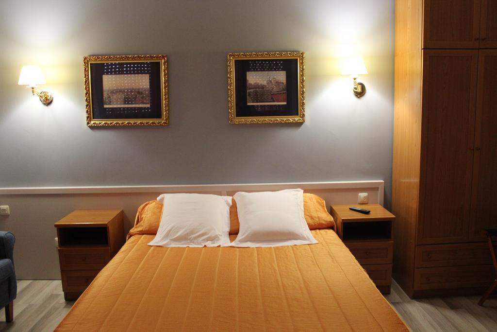 Hostal Montserrat Tona Kültér fotó