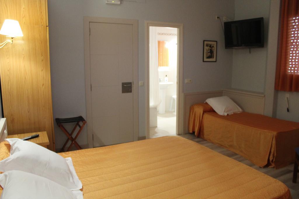 Hostal Montserrat Tona Kültér fotó