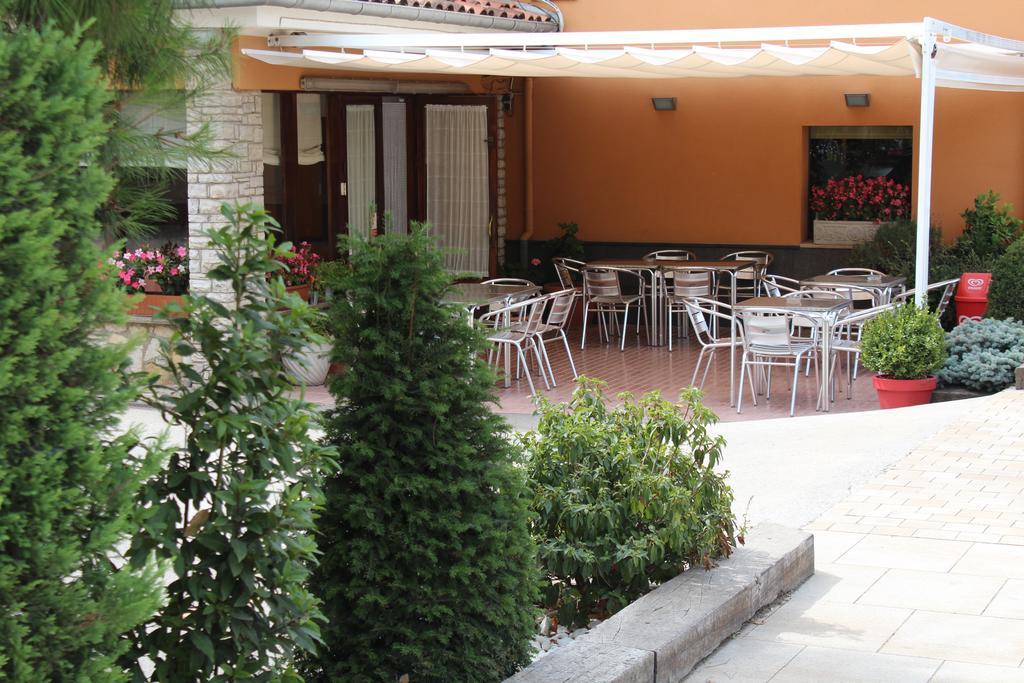 Hostal Montserrat Tona Kültér fotó