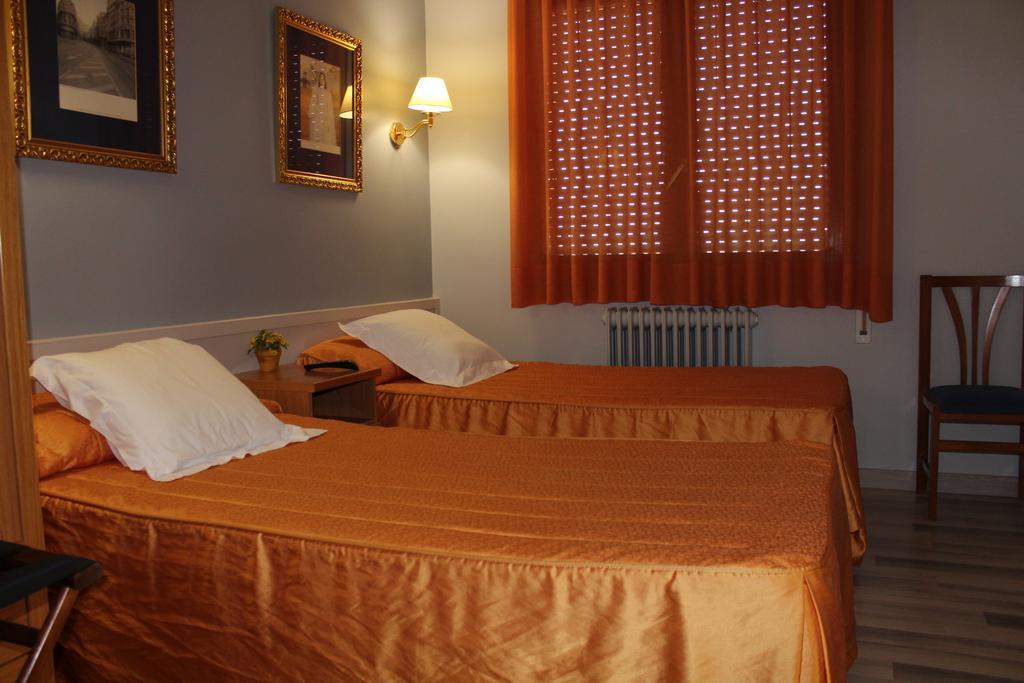 Hostal Montserrat Tona Kültér fotó