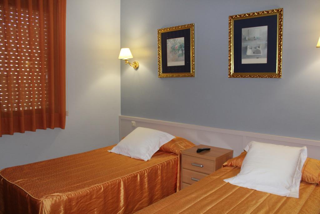 Hostal Montserrat Tona Kültér fotó