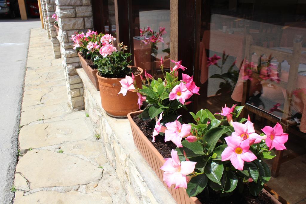 Hostal Montserrat Tona Kültér fotó