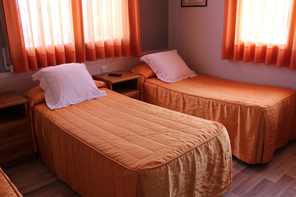 Hostal Montserrat Tona Kültér fotó