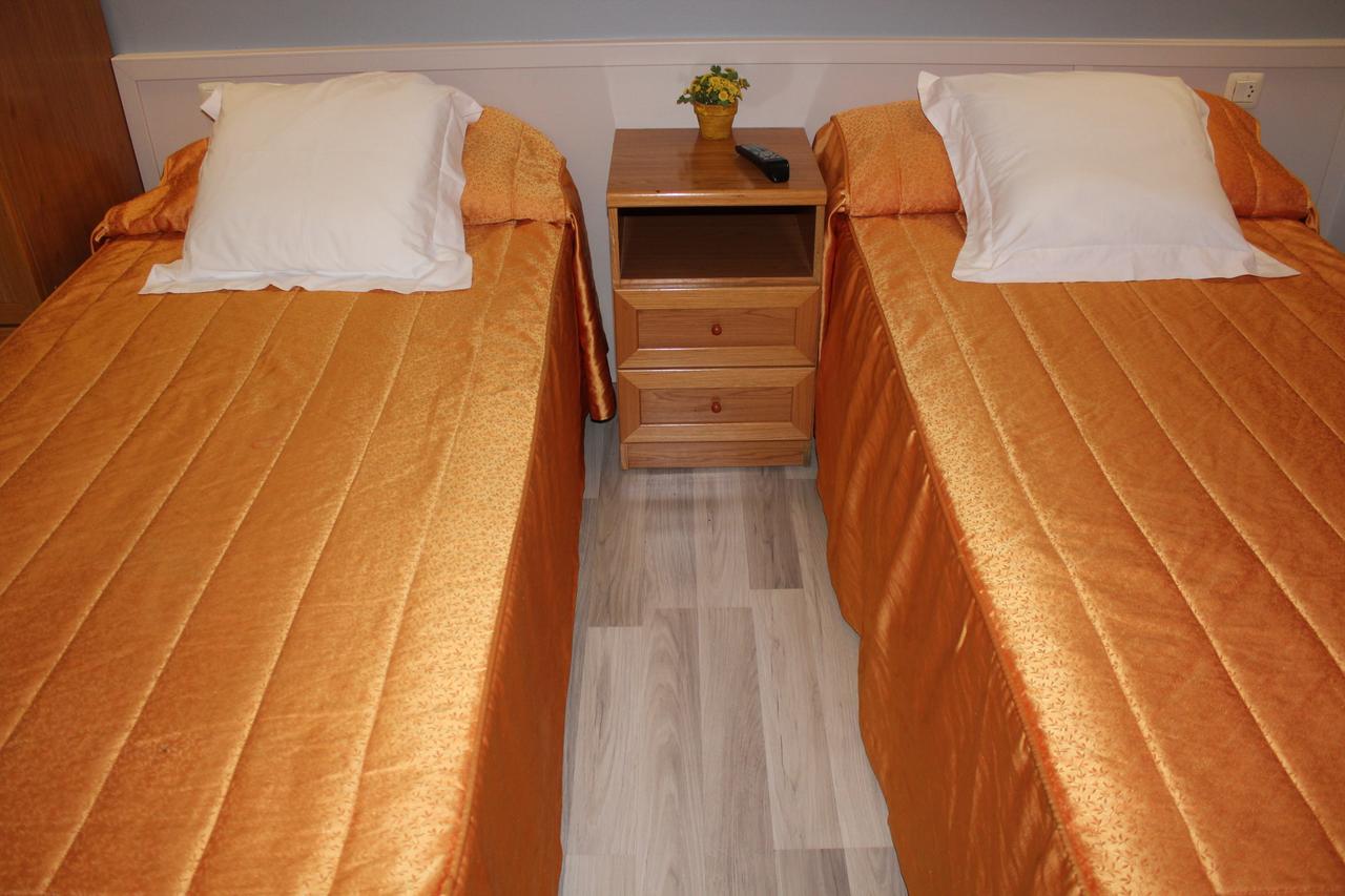 Hostal Montserrat Tona Kültér fotó