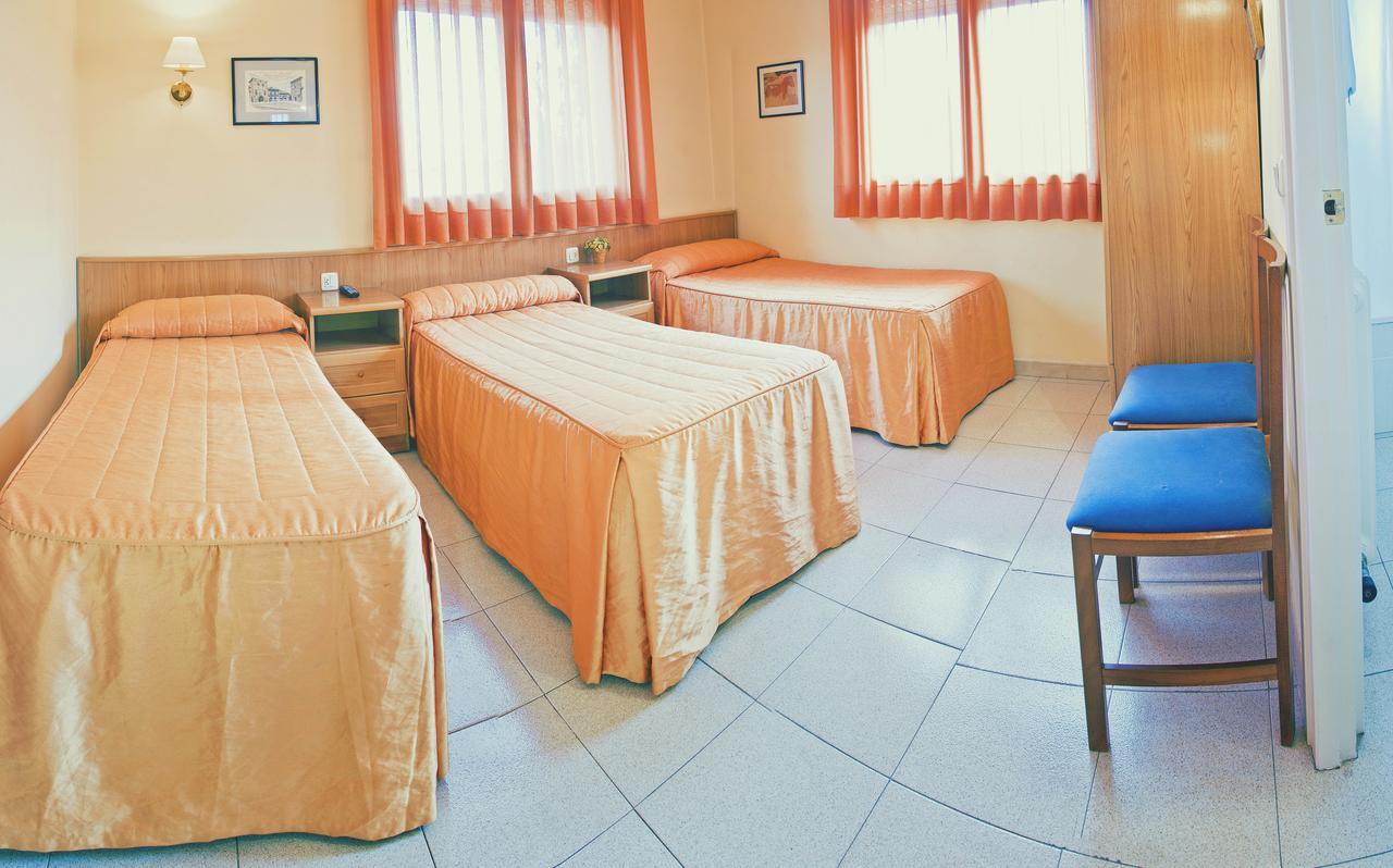 Hostal Montserrat Tona Kültér fotó